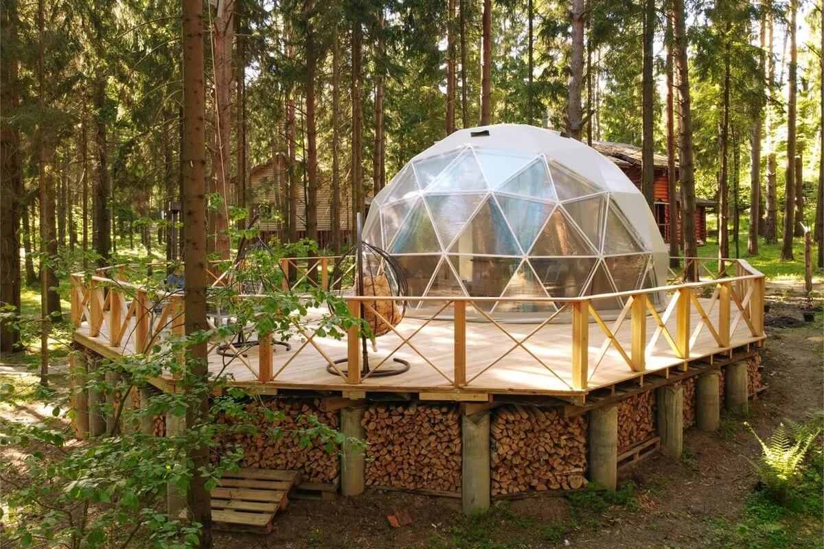 Современный номерной фонд представлен большим прозрачным геокуполом.